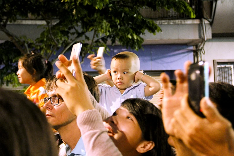 “Bố ơi! Mình đi xem pháo hoa nhé!“ ảnh 16 “Bố ơi! Mình đi xem pháo hoa nhé!“ ảnh 16
